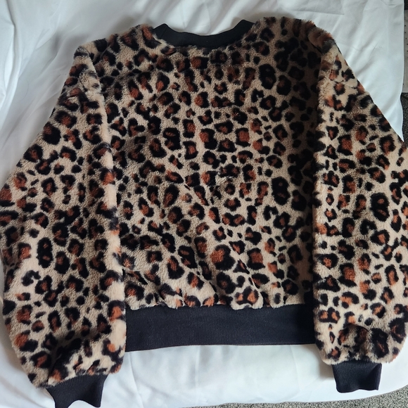 Fuzzy leopard pullover - Picture 3 of 5